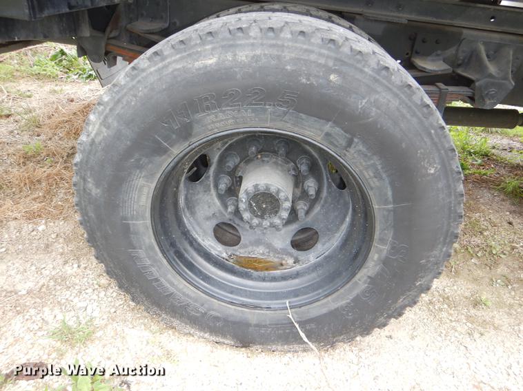 image for item DG1043 2006 GMC C7500 bucket truck