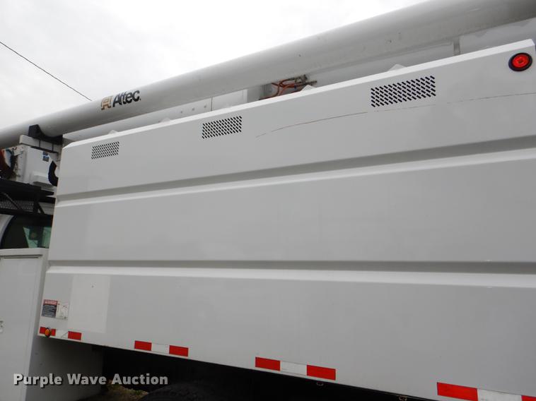 image for item DG1043 2006 GMC C7500 bucket truck