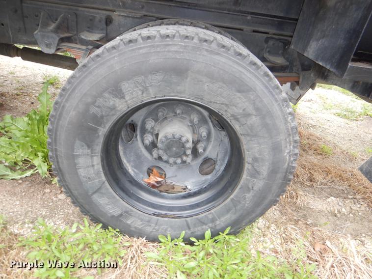 image for item DG1043 2006 GMC C7500 bucket truck