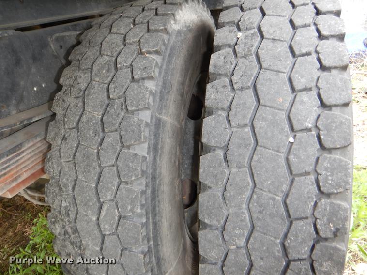 image for item DG1043 2006 GMC C7500 bucket truck