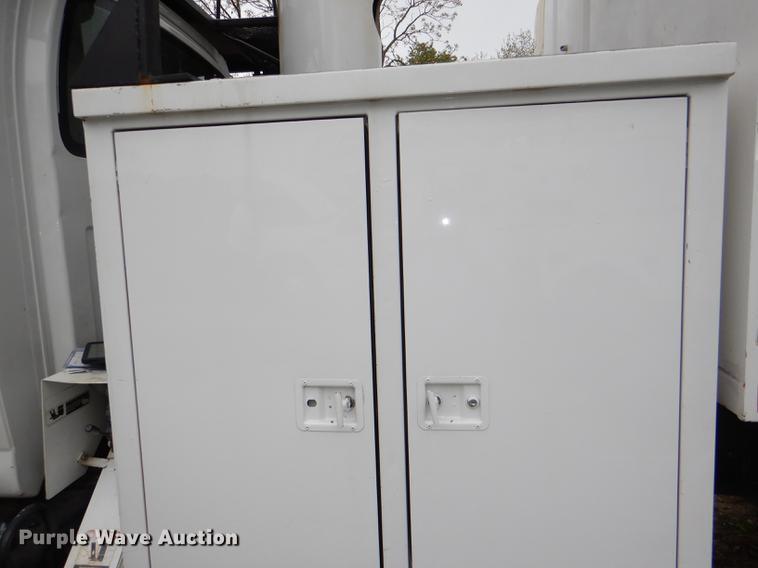 image for item DG1043 2006 GMC C7500 bucket truck