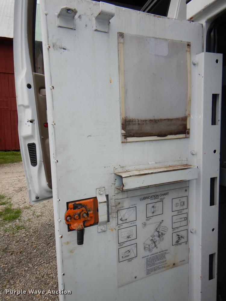 image for item DG1043 2006 GMC C7500 bucket truck