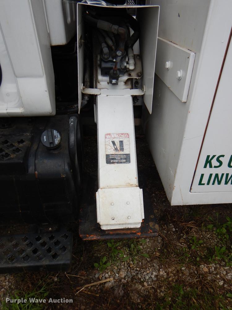 image for item DG1043 2006 GMC C7500 bucket truck