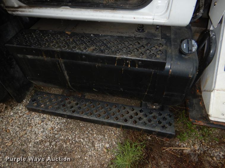 image for item DG1043 2006 GMC C7500 bucket truck