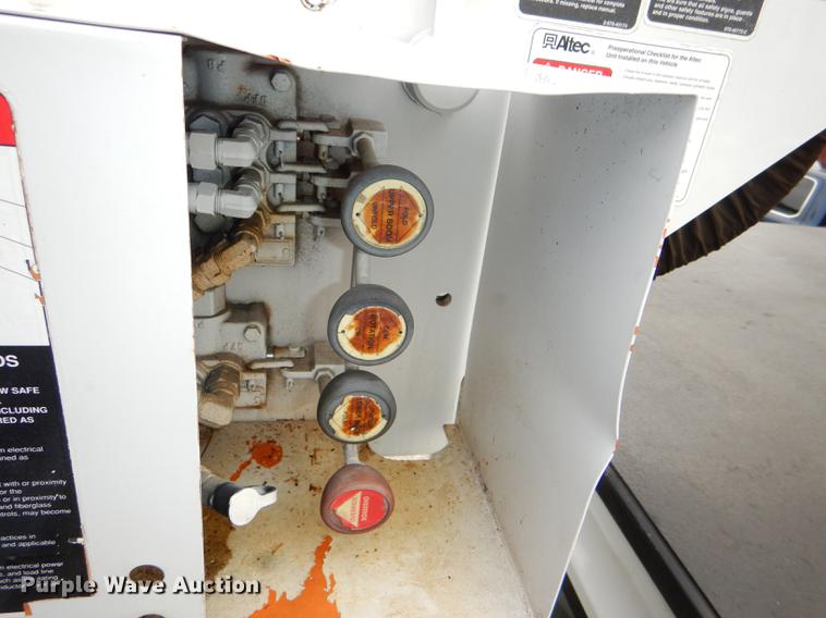 image for item DG1043 2006 GMC C7500 bucket truck