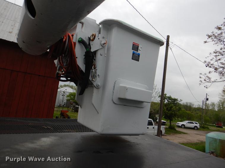 image for item DG1043 2006 GMC C7500 bucket truck