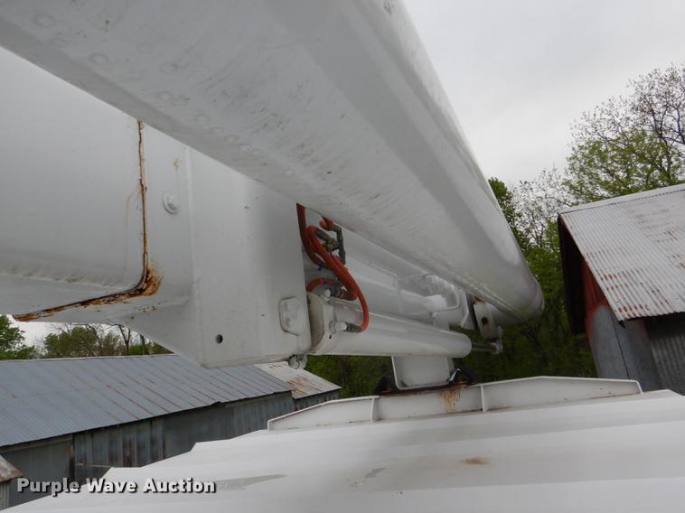 image for item DG1043 2006 GMC C7500 bucket truck