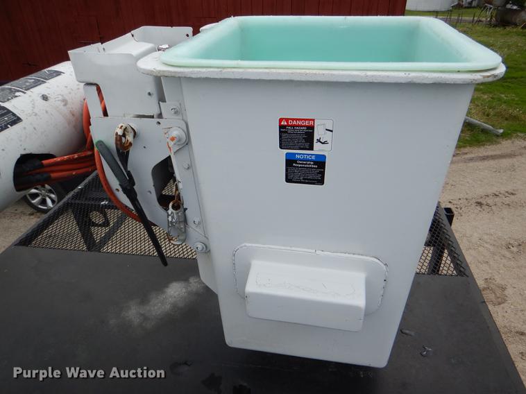 image for item DG1043 2006 GMC C7500 bucket truck