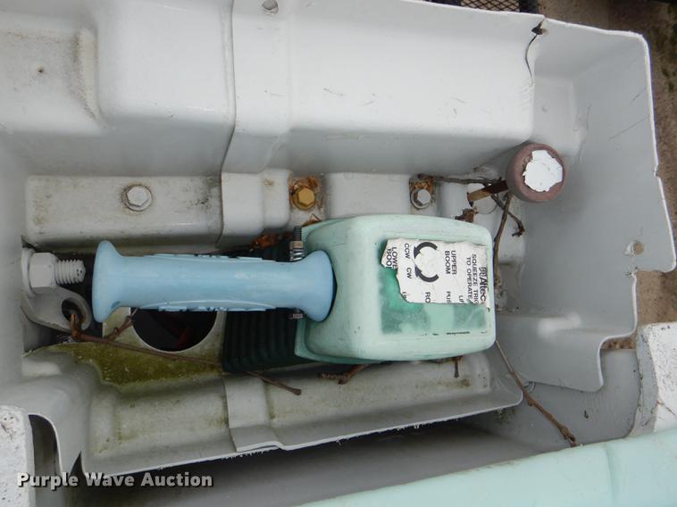 image for item DG1043 2006 GMC C7500 bucket truck