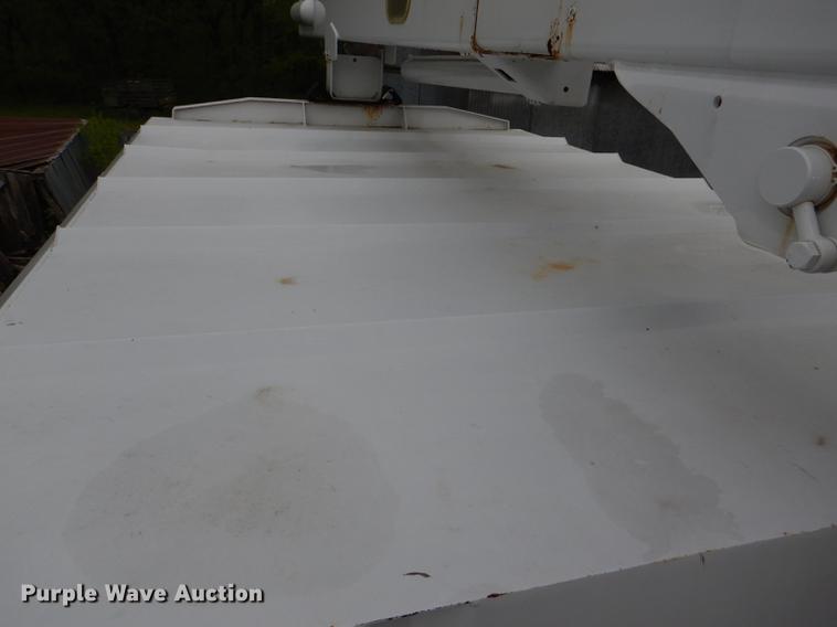 image for item DG1043 2006 GMC C7500 bucket truck