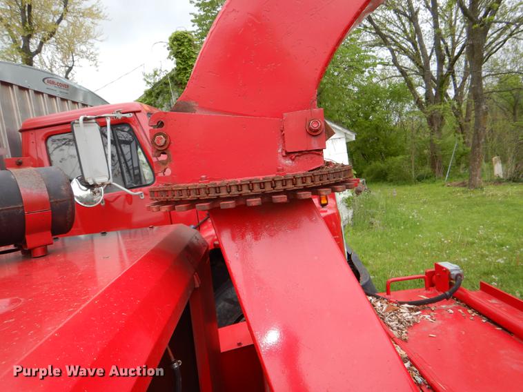 image for item DG1052 2004 Morbark 12 wood chipper