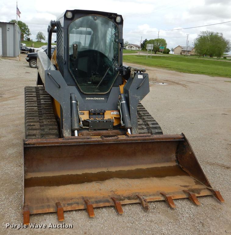 image for item DG1062 2014 John Deere 333E skid steer