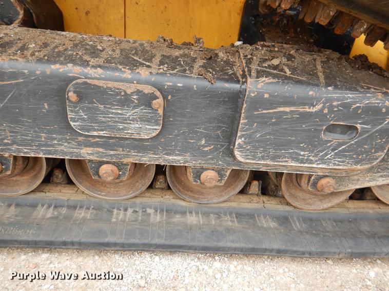 image for item DG1062 2014 John Deere 333E skid steer