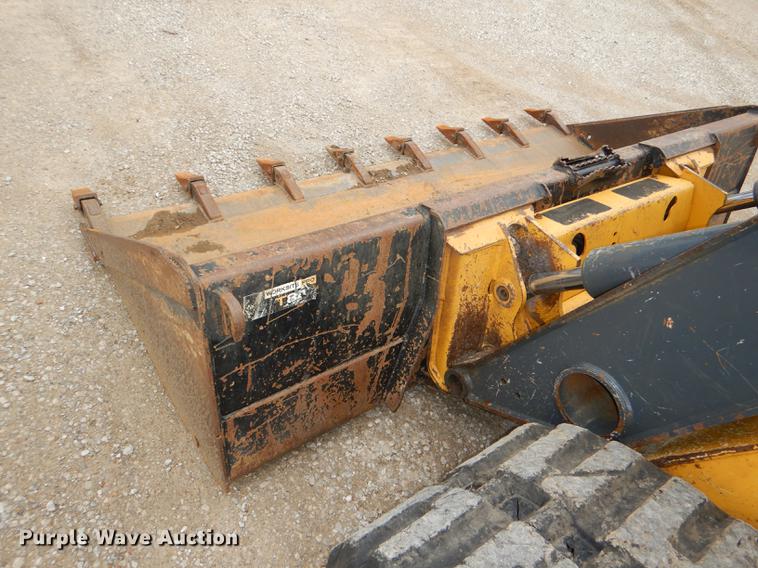 image for item DG1062 2014 John Deere 333E skid steer