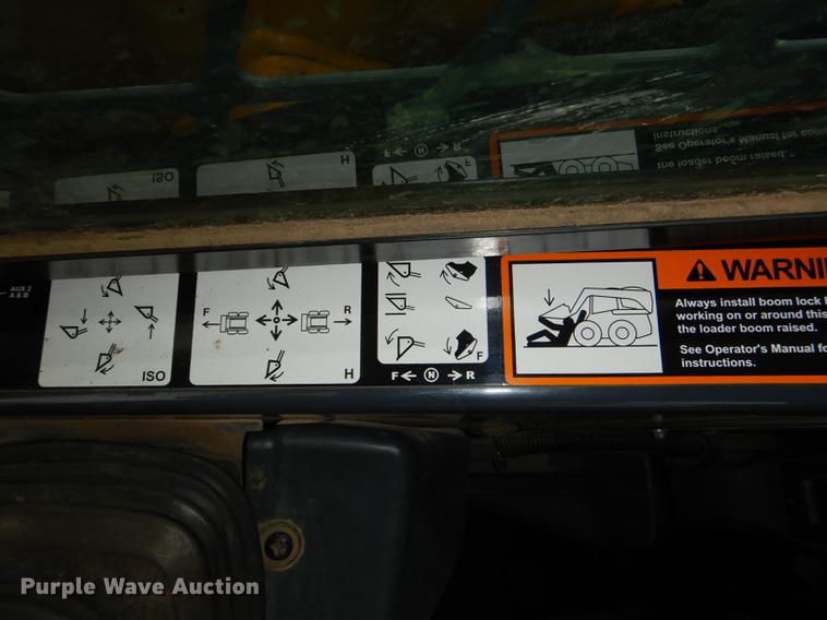image for item DG1062 2014 John Deere 333E skid steer