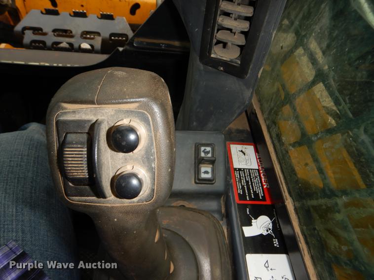 image for item DG1062 2014 John Deere 333E skid steer