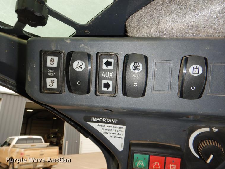 image for item DG1062 2014 John Deere 333E skid steer