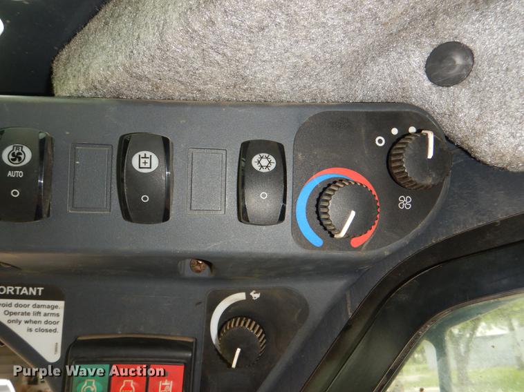 image for item DG1062 2014 John Deere 333E skid steer