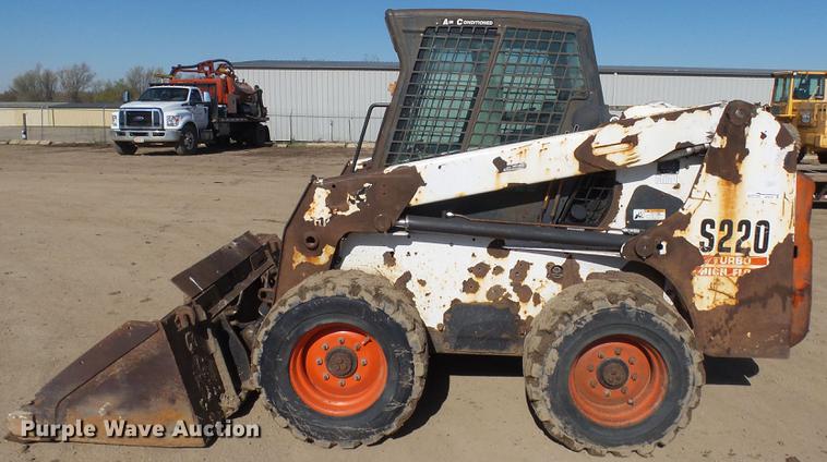 image for item EF9516 2005 Bobcat S220 skid steer