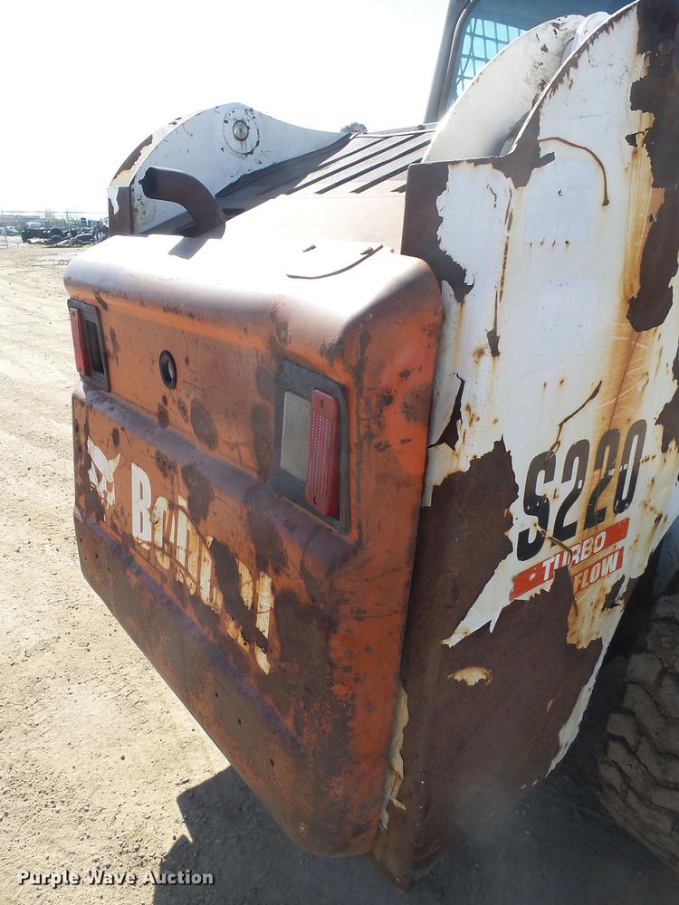 image for item EF9516 2005 Bobcat S220 skid steer
