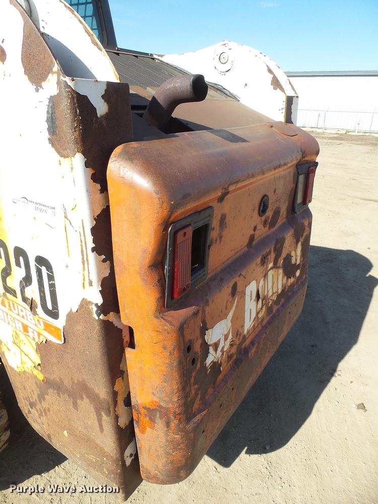 image for item EF9516 2005 Bobcat S220 skid steer