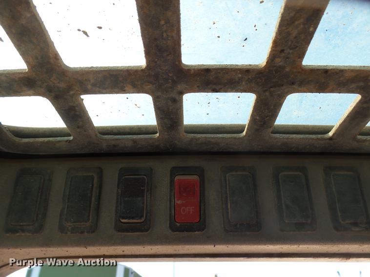 image for item EF9516 2005 Bobcat S220 skid steer