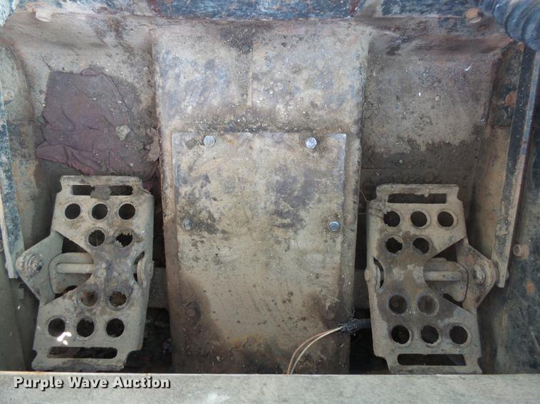 image for item EF9516 2005 Bobcat S220 skid steer