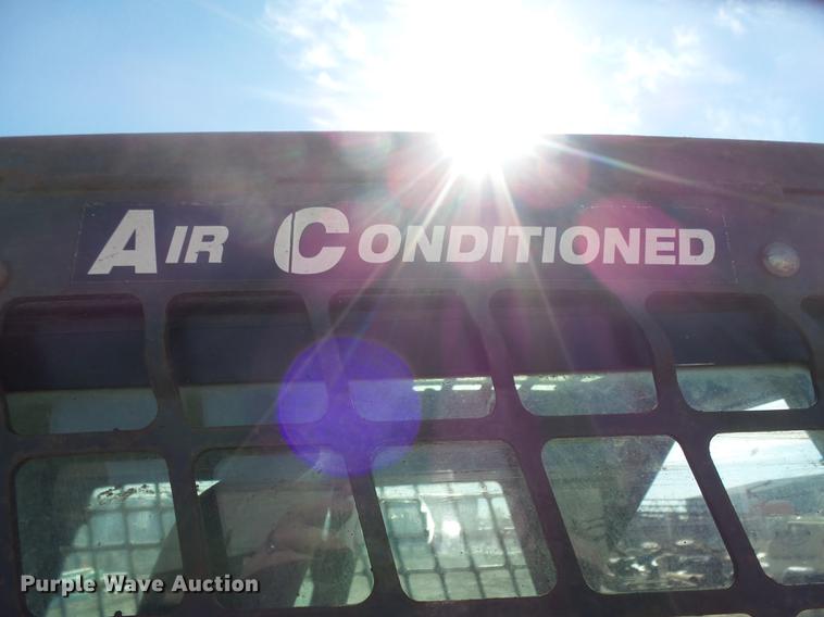 image for item EF9516 2005 Bobcat S220 skid steer