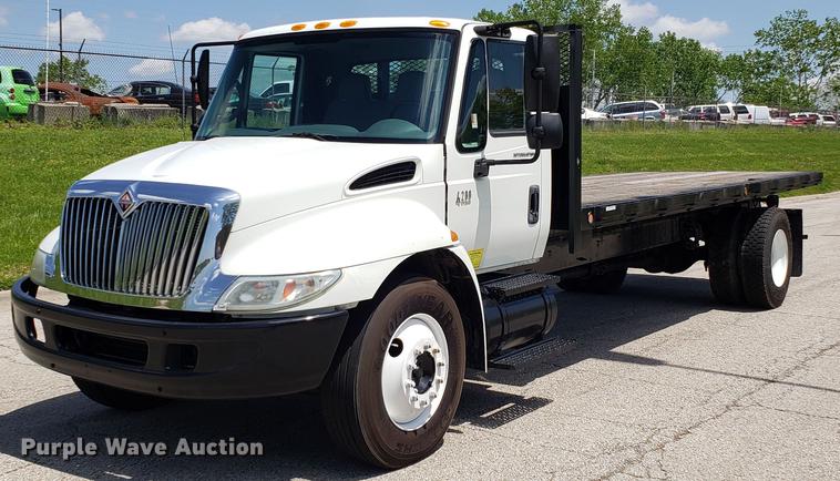 image for item EN9924 2007 International 4200 flatbed truck