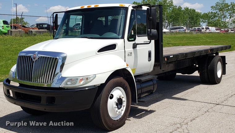 image for item EN9924 2007 International 4200 flatbed truck