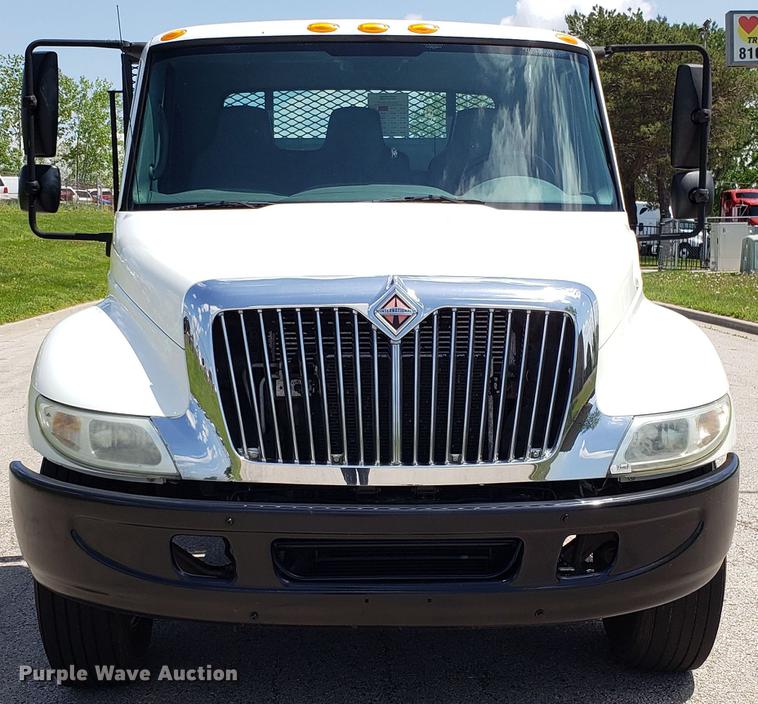 image for item EN9924 2007 International 4200 flatbed truck