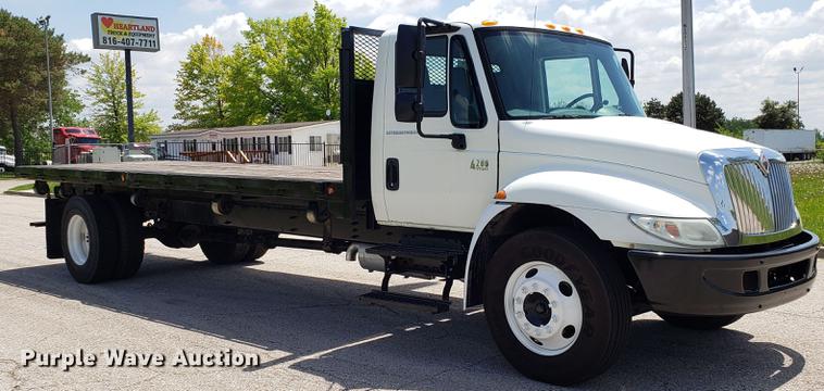 image for item EN9924 2007 International 4200 flatbed truck