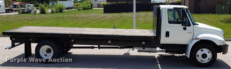 image for item EN9924 2007 International 4200 flatbed truck