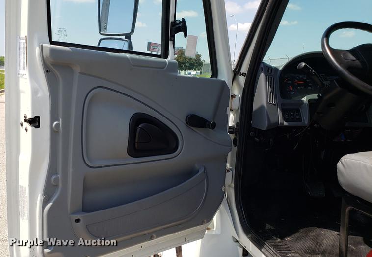 image for item EN9924 2007 International 4200 flatbed truck