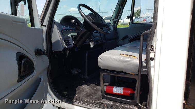 image for item EN9924 2007 International 4200 flatbed truck