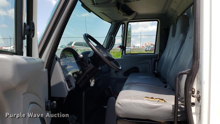 image for item EN9924 2007 International 4200 flatbed truck