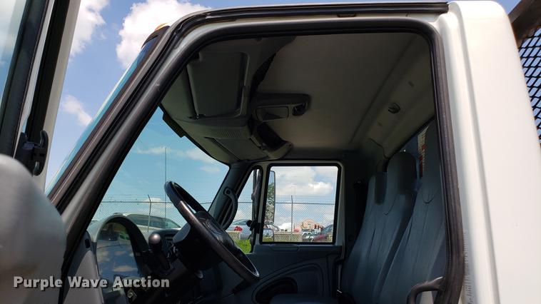 image for item EN9924 2007 International 4200 flatbed truck