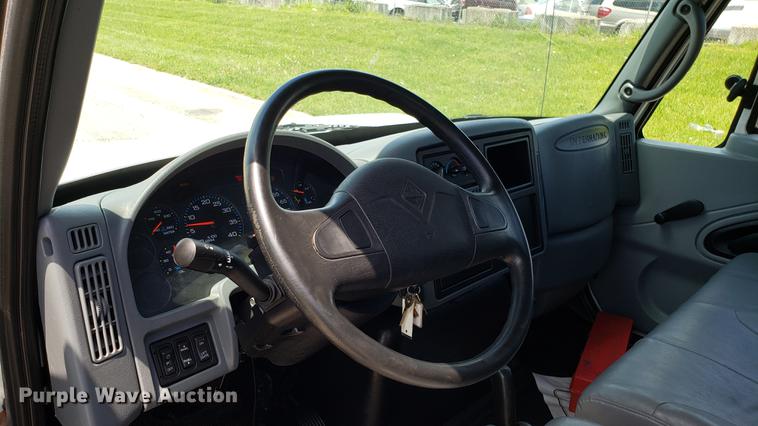 image for item EN9924 2007 International 4200 flatbed truck