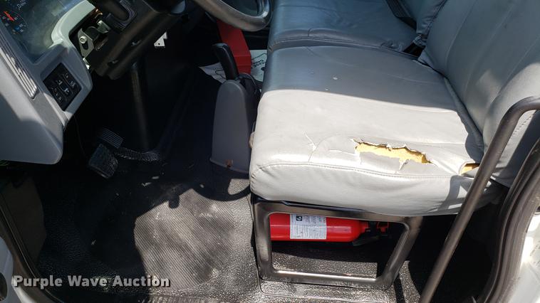 image for item EN9924 2007 International 4200 flatbed truck