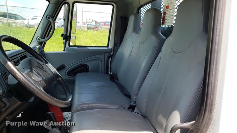 image for item EN9924 2007 International 4200 flatbed truck