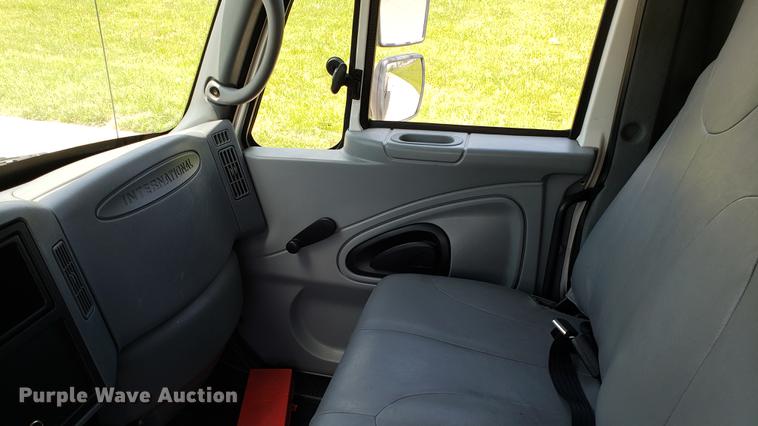 image for item EN9924 2007 International 4200 flatbed truck