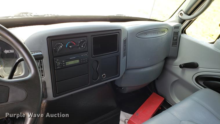 image for item EN9924 2007 International 4200 flatbed truck