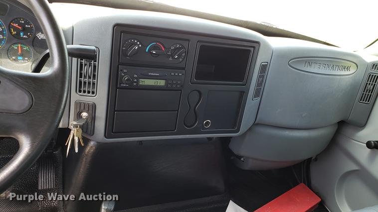 image for item EN9924 2007 International 4200 flatbed truck