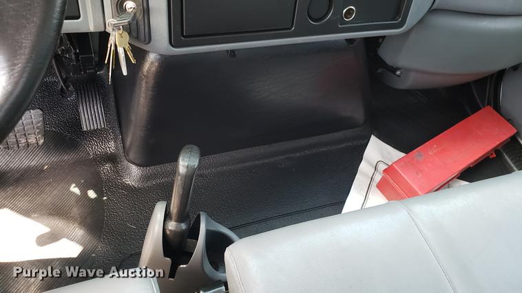 image for item EN9924 2007 International 4200 flatbed truck