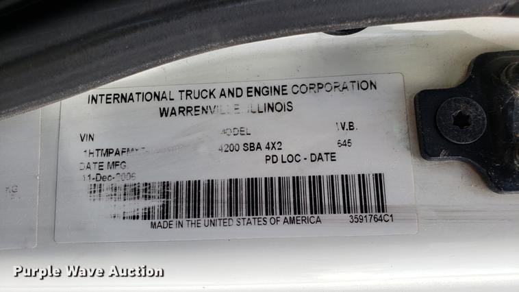 image for item EN9924 2007 International 4200 flatbed truck