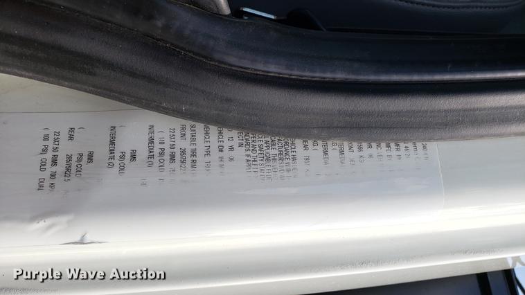 image for item EN9924 2007 International 4200 flatbed truck