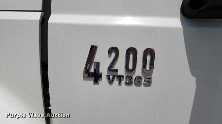 image for item EN9924 2007 International 4200 flatbed truck