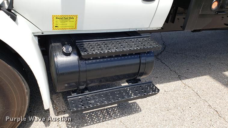 image for item EN9924 2007 International 4200 flatbed truck