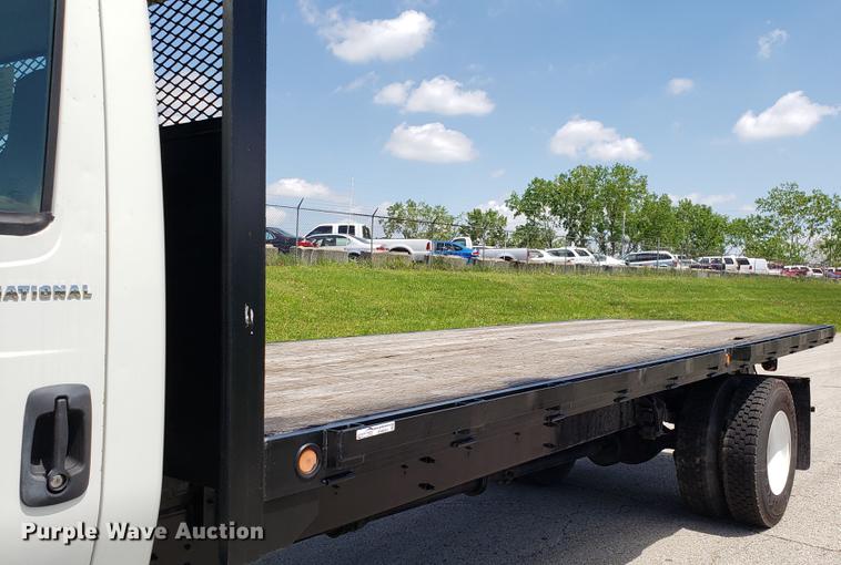 image for item EN9924 2007 International 4200 flatbed truck