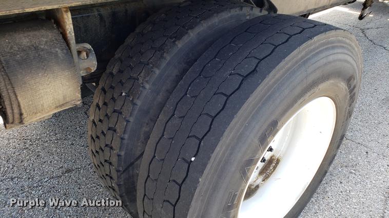 image for item EN9924 2007 International 4200 flatbed truck